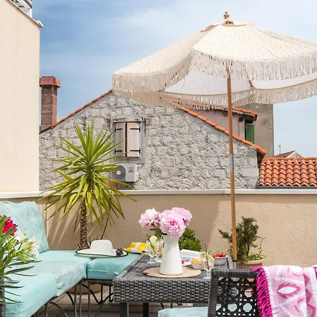 Eclectic Duplex With Sundeck Terrace Apartment