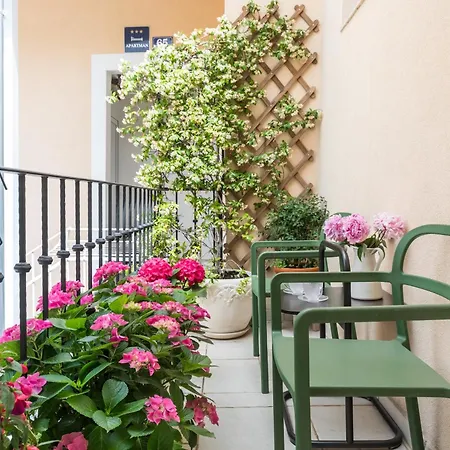 Apartment Eclectic Duplex With Sundeck Terrace