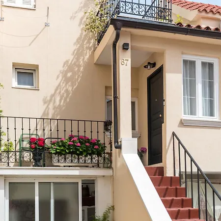 Eclectic Duplex With Sundeck Terrace Apartment Split